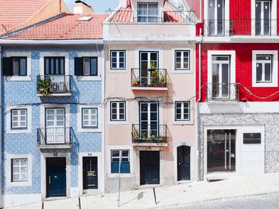 Fassadenkonstruktion, hübsche Häuser in Lissabon mit bunten Fassaden, Foto: Hugo Sousa / unsplash.com
