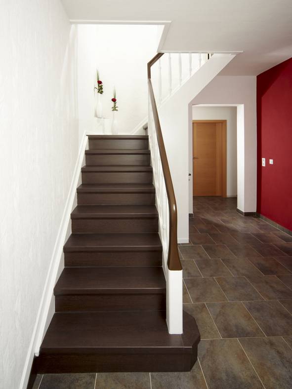 Laminat Treppe nachher BHK Laminat auf Treppen verlegen, nachher Laminat in Wengeoptik, Foto: BHK Holz- und Kunststoff KG H. Kottmann