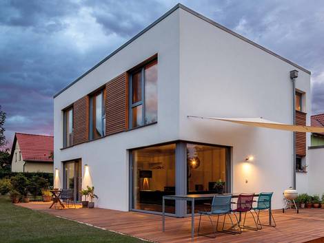 moderne Häuser, ein modernes kubistisches Haus mit Holzelementen in der Fassade, Foto: www.baumeister-haus.de