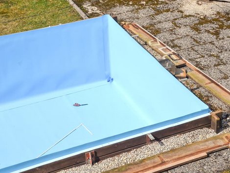 Swimmingpool, Becken mit passgenau eingeschweißter Poolfolie, Foto: iStock.com / wakila