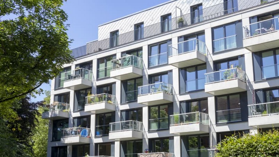 Mehrfamilienhaus, Großprojekt mit vielen Wohnungen und Balkonen, Foto: Ralf Gosch / stock.adobe.com