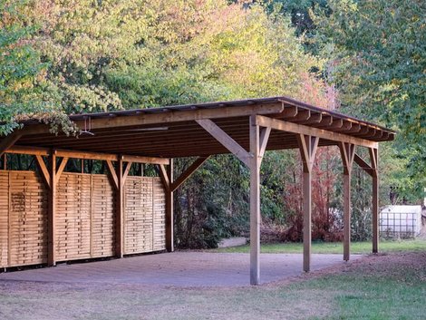 Carport bauen, großer Carport aus Holz mit Rückwand, Foto: Matthias / stock.adobe.com