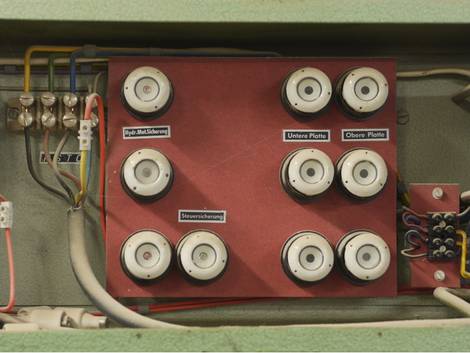 Elektroinstallation, ein alter Sicherungskasten mit Drehsicherungen, Foto: flucas / stock.adobe.com