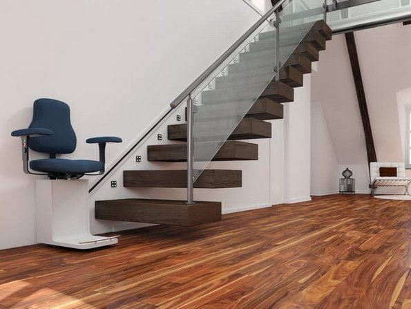 Mehrgenerationenhaus, moderne Treppe mit Lift, Foto: Robert Kneschke / stock.adobe.com