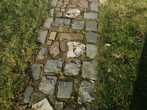 Gartenweg anlegen, Bruchsteine, Foto: Steffen Malyszczyk
