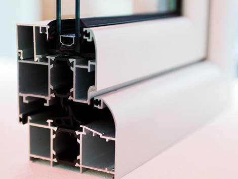 Aluminiumfenster, Querschnitt durch einen Fensterrahmen aus Aluminium, Foto: istock.com / vladimir_n