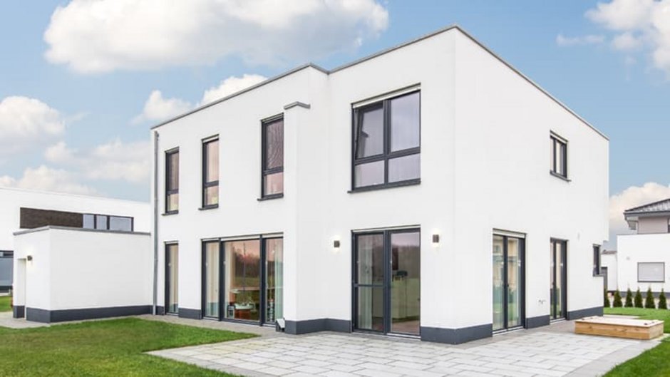 Flachdachhaus, Neubau schräg von der Seite fotografiert, Foto: Susanne Buchholz / stock.adobe.com
