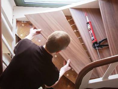 Laminat Treppe Stufe einsetzen BHK Laminat auf Treppen verlegen, Trittstufe gut andrücken, Foto: BHK Holz- und Kunststoff KG H. Kottmann