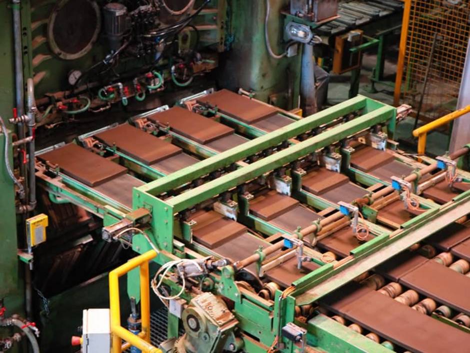 Dachziegel, Maschine zur Herstellung von Dachziegelsteinen, Foto: Artvark Film / stock.adobe.com