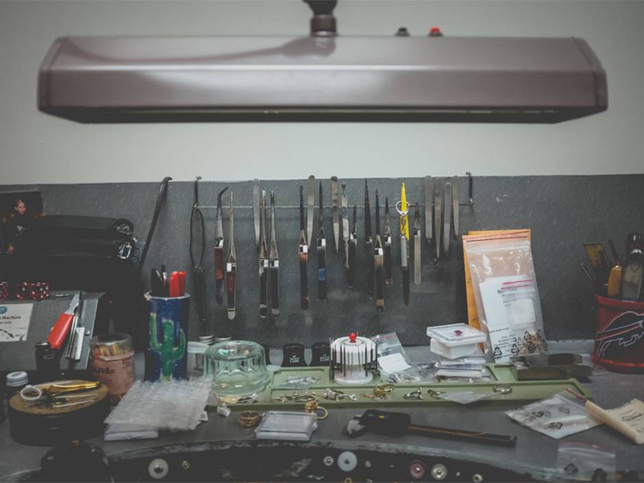 Werkstatt einrichten, kleine Werkstatt, Tisch mit Werkzeug, Werkstatt eines Juweliers, Foto: NeOBRAND / unsplash.com