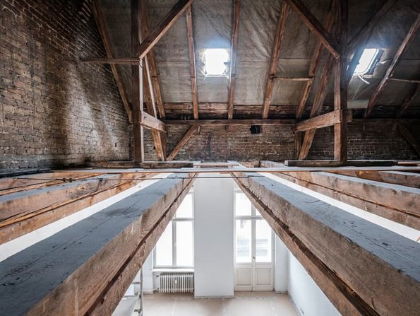 Dämmung oberste Geschossdecke, großer Dachraum mit Holzbalkendecke, Foto: hanohiki / stock.adobe.com