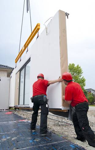 Preisgekrönte Hausdesigns, Intensive Beratung, Eingespielte Montageteams, Foto: Bien-Zenker