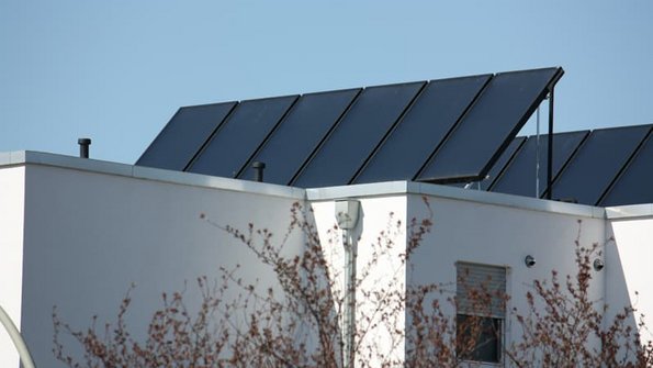 Flachdachhaus, Haus mit Flachdach und Solarmodulen darauf, Foto: Ralf Urner / stock.adobe.com