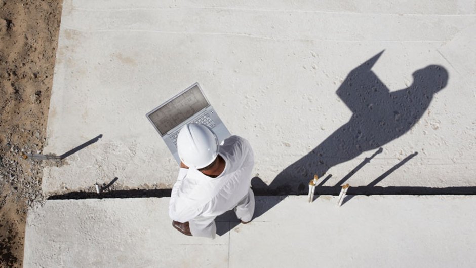 MaBV, Zahlungsplan, Arbeiter mit Bauplan, von oben fotografiert, Foto: istock.com/Martin-Baurrad