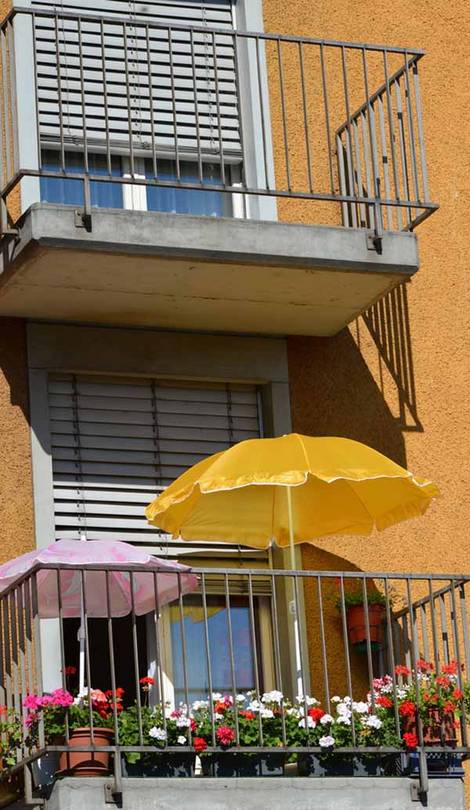 kleiner Balkon, Sonnenschirme, Foto: celeste clochard/fotolia.com