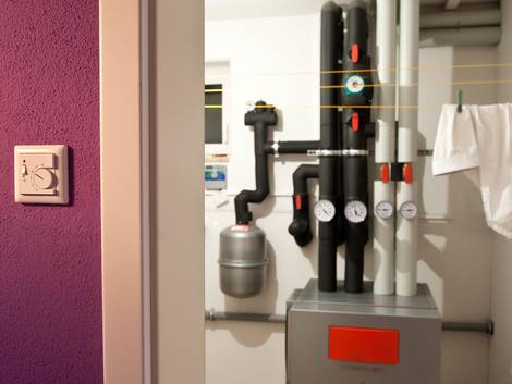 Welche Wärmepumpe, Heizungsraum mit Luftwärmepumpe, Foto: BWP