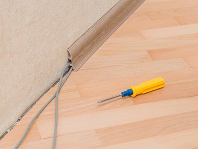 Kabel verlegen, Sockelleiste, Fußleiste, Foto: iStock.com / andreygonchar