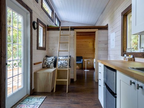Grundrisse, Blick in ein Tiny House mit Küche, Ess- und Wohnzimmer sowie Schlafpodest, Foto: ppa5 / stock.adobe.com