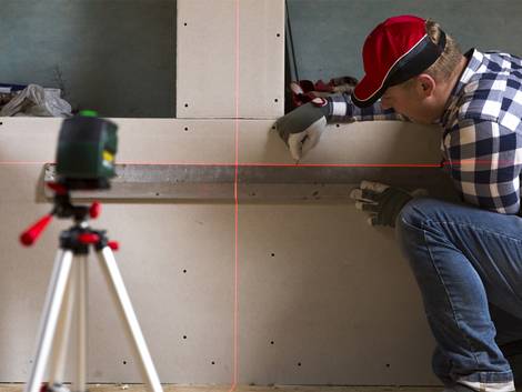 Leichtbauwand, Trockenbauwand, Bauarbeiter überprüft eine Trockenbauwand, Foto: artursfoto / iStock