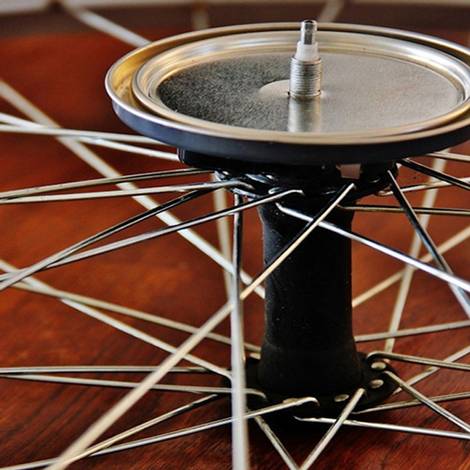 Recycling-Möbel, DIY, Fahrrad-Uhr, Deckel, Foto: Karianne / thistlewoodfarms.com