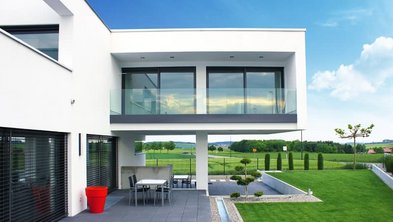 Bauhaus, Bauhausstil, moderne Bauhausvilla mit großem Überbau im Obergeschoss, Foto: altix5 / stock.adobe.com