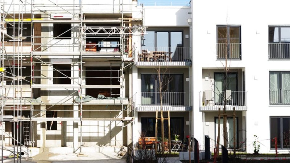 Mehrfamilienhaus, frontaler Blick auf ein Mehrfamilienhaus, Foto: Wellnhofer Designs / stock.adobe.com