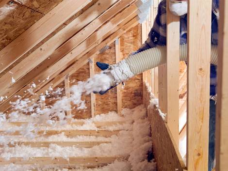 Fußbodendämmung, Zellulose wird in eine Dachschräge geblasen, Foto: BanksPhotos / iStock
