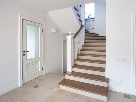 Treppenbau, DIN 18065, Holztreppe in U-Form mit geschlossenen Stufen. Foto: stock.adobe.com / Ivan Tsyrkunovich