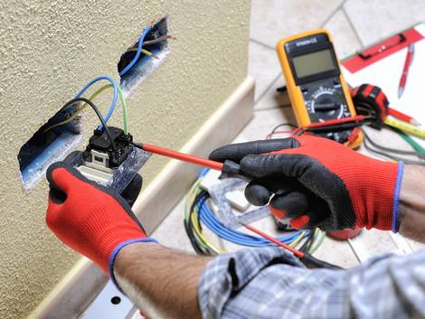 Elektroinstallation, ein Elektriker überprüft eine Steckdose, Foto: francescomou / stock.adobe.com