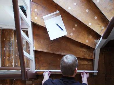 Laminat Treppe ausmessen BHK Laminat auf Treppen verlegen, präzises ausmessen, Foto: BHK Holz- und Kunststoff KG H. Kottmann