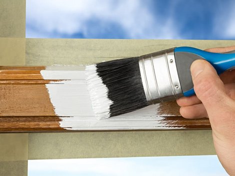 Holzfenster streichen, Pinsel mit weißem Lack in Nahaufnahme, Foto: stockphoto-graf / stock.adobe.com