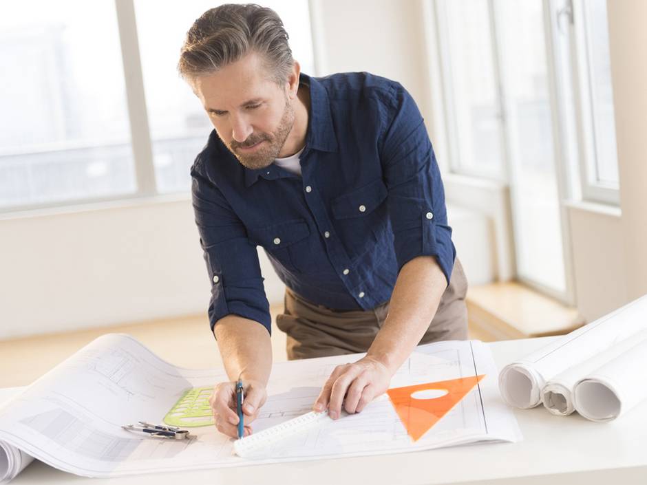 Architekt, HOAI Leistungsphasen, Architekt plant ein Gebäude, Foto: tetmc / iStock