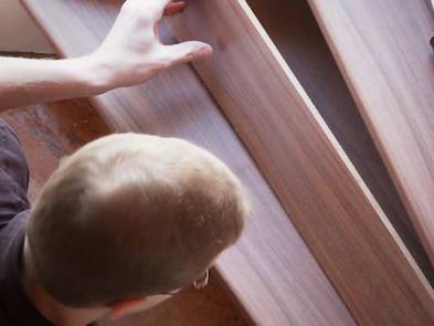 Laminat Treppe Stellstufe einsetzen BHK Laminat auf Treppen verlegen, Setzstufe einpassen, Foto: BHK Holz- und Kunststoff KG H. Kottmann