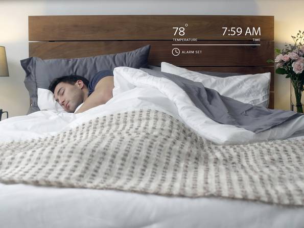 Smart Home, Schlafzimmer, Mann schläft in seinem Bett, Matratze mit Sensoren, Foto: Luna