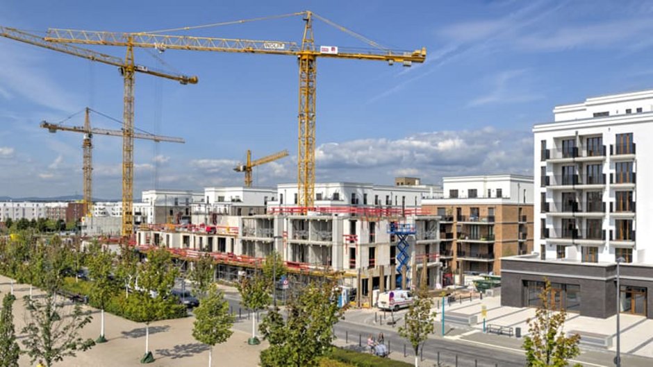 Mehrfamilienhaus, große Baustelle in Frankfurt aus der Ferne mit Weitwinkel fotografiert, Foto: Frank Wagner / stock.adobe.com