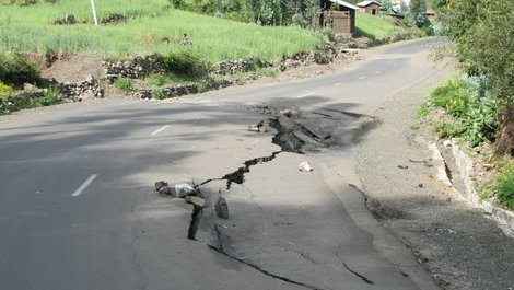 Bodengutachten, Abgesackte Straße, Foto: Tanja / stock.adobe.com
