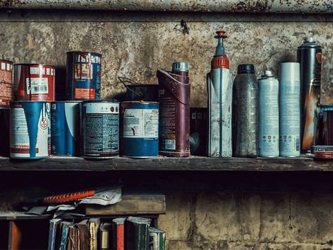 Werkstatt einrichten, Farben und Lacke auf einem Regalbrett, Foto: WinThom / iStock
