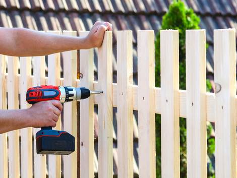 Zaun, Zaun bauen, Zaunfeld anbringen, Foto: bellan/fotolia.com