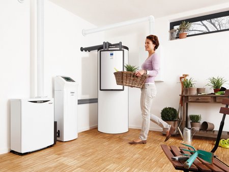 Mini-BHKW, Blockheizkraftwerk, Heizungsraum, Frau mit Korb, Foto: Vaillant