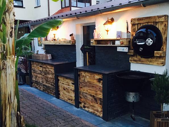 Freiluftküche, Outsoorküche, festinstallierte Küche in Holz- und Steinoptik, Abendstimmung, Foto: aussen-leben.de