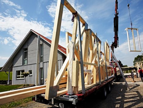 Holzständerbauweise, LKW mit Holzrahmenwand, Foto: Ingo Bartussek / stock.adobe.com