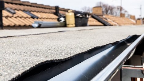 Dachpappe, Nahaufnahme einer Regenrinne, von Dachpappe überlappt, Foto: dietwalther / stock.adobe.com