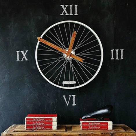 Recycling-Möbel, DIY, Fahrrad-Uhr, Foto: Karianne / thistlewoodfarms.com