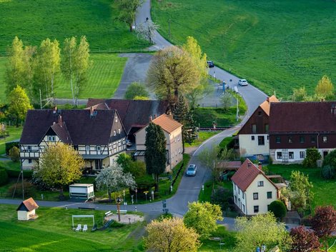 Mehrgenerationenhaus, Luftaufnahme eines kleinen Dorfs mit mehreren großen Häusern, Foto: spuno / stock.adobe.com