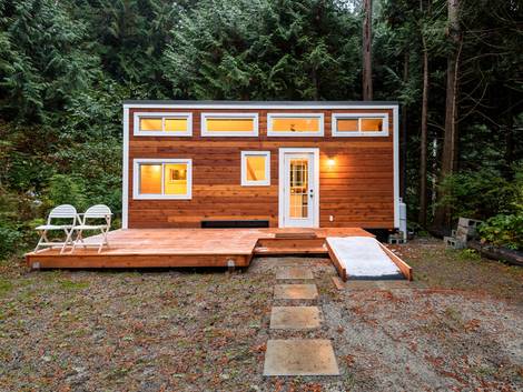 moderne Häuser, Tiny House auf einem wildromantischen Waldgrundstück, Foto: ppa5 / stock.adobe.com