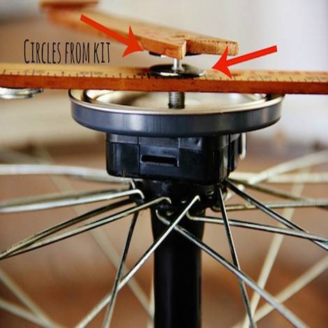 Recycling-Möbel, DIY, Fahrrad-Uhr, Abstandshalter, Zeiger, Foto: Karianne / thistlewoodfarms.com