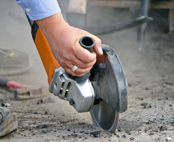 Schritt Fur Schritt So Werden Risse Im Estrich Saniert Bauen De