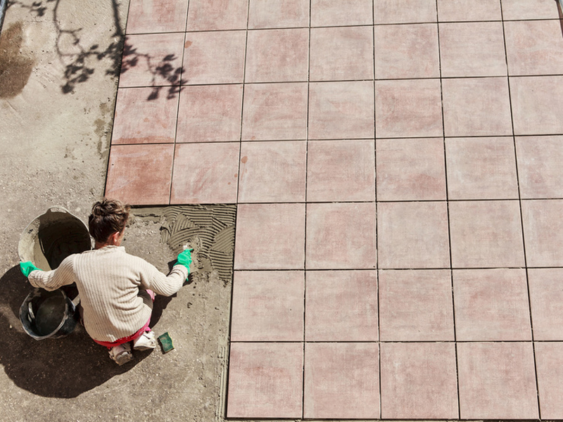Terrassenplatten verlegen Schritt für Schritt Anleitung - bauen.de